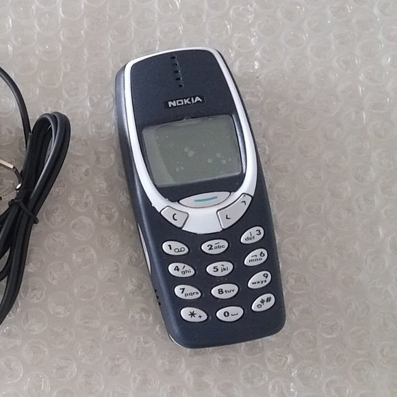 NOKIA 3310 retro phone with charger.